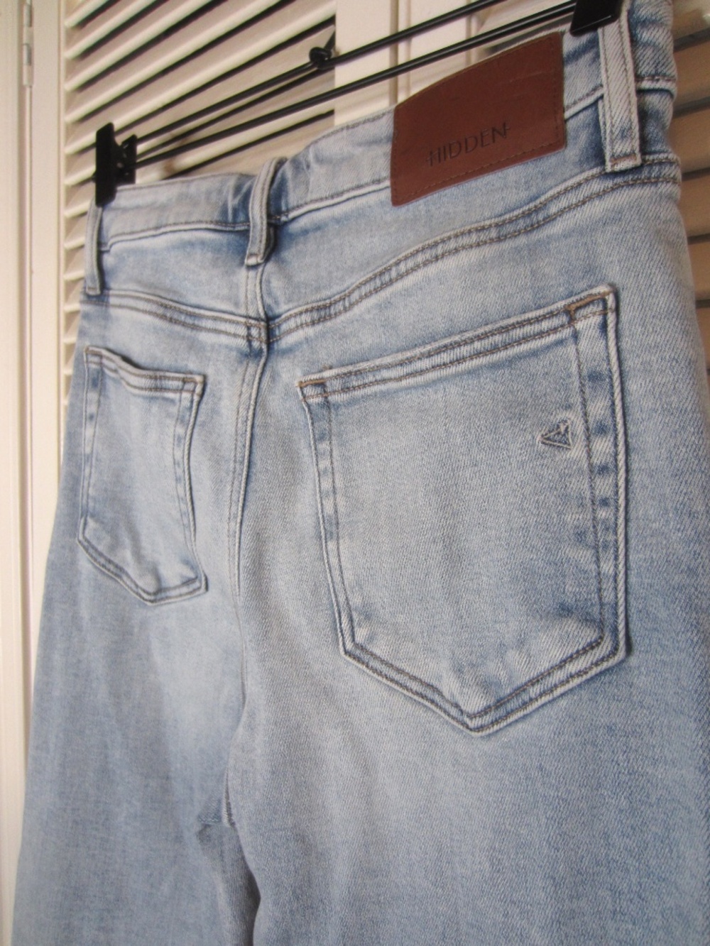 Hidden Cropped Wide-Leg Jean in Light Wash - Size 26 - Picture 6 of 7